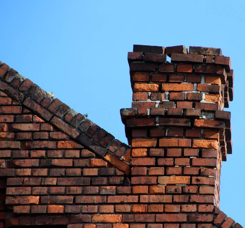 Signs Your Lynn Home Needs a Chimney Inspection Damaged chimney on an Lynn home showing cracks and missing mortar